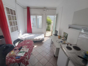Chambre meublée indépendante, avec piscine, pour 2 personnes